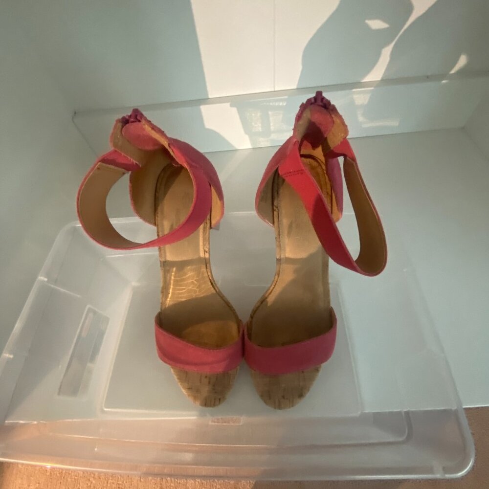 Aerosole's Women's shoes size 8, pink, wedge heel.